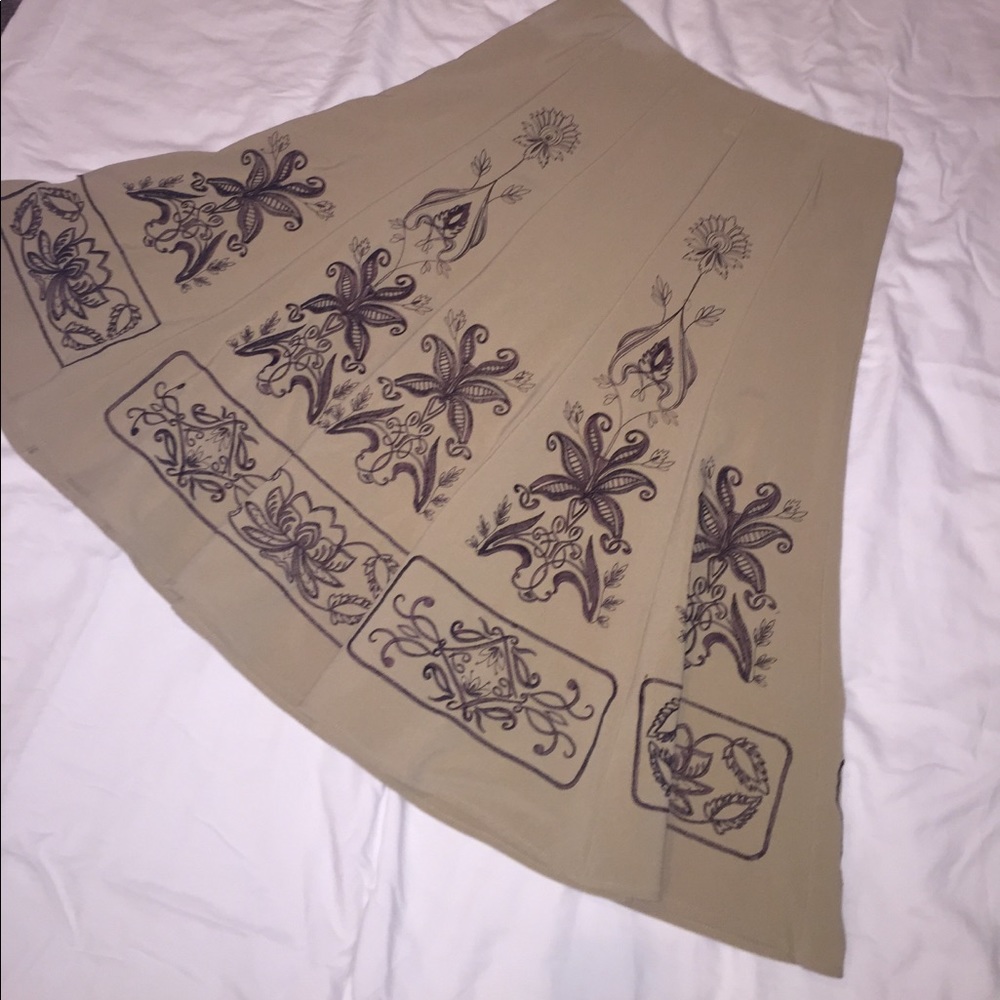 Stunning knee length skirt 😛