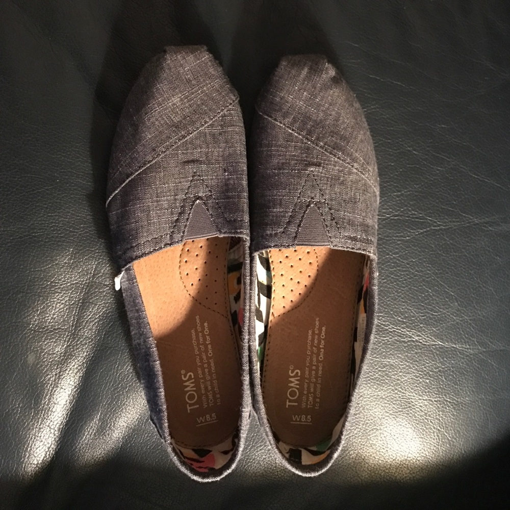 Toms sz 8.5 never worn (blue chambray)