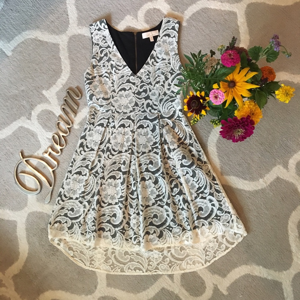 🖤 White lace dress with black lining🖤
