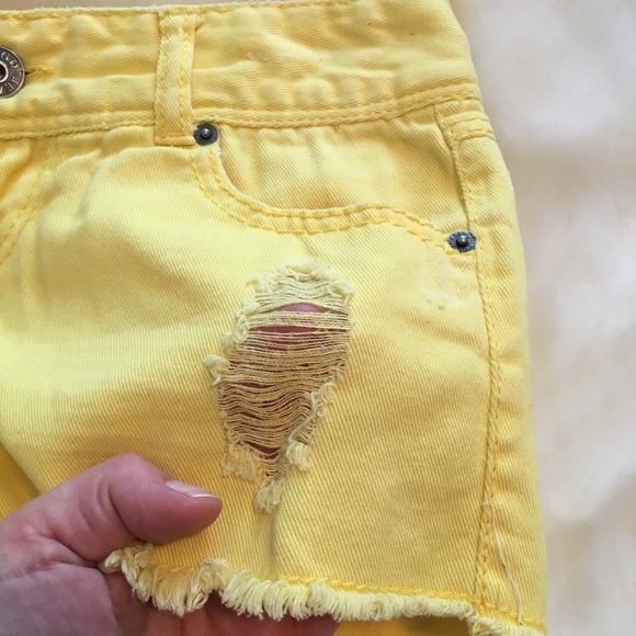 🆑 Bongo Yellow Distressed Cut Off Shorts - Picture 4 of 7
