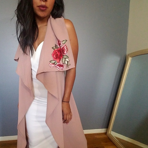 ALMOND ROSE PATCH DRAPE VEST - Picture 3 of 6