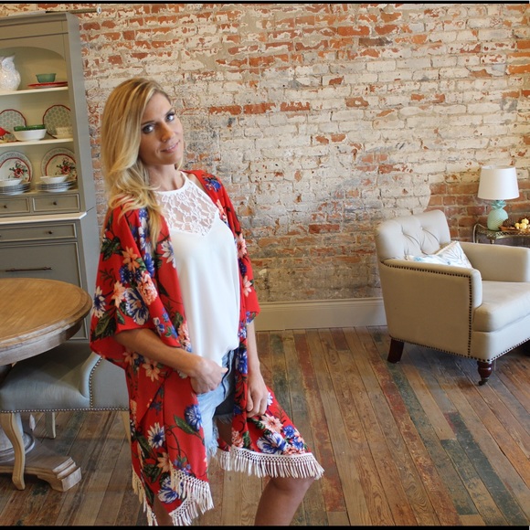 ✨LAST✨Gorgeous red floral Kimono - Picture 5 of 6