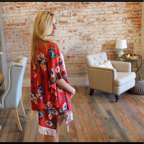 ✨LAST✨Gorgeous red floral Kimono - Picture 6 of 6