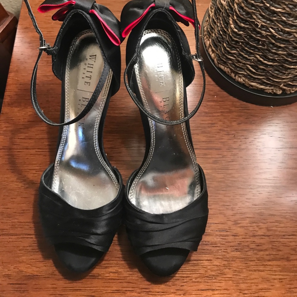 White House Black Market black fuchsia bow heels
