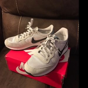EUC Sneakers Nikes shoes 10