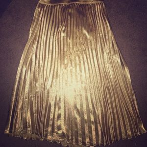Beautiful yellow gold pleated midi skirt