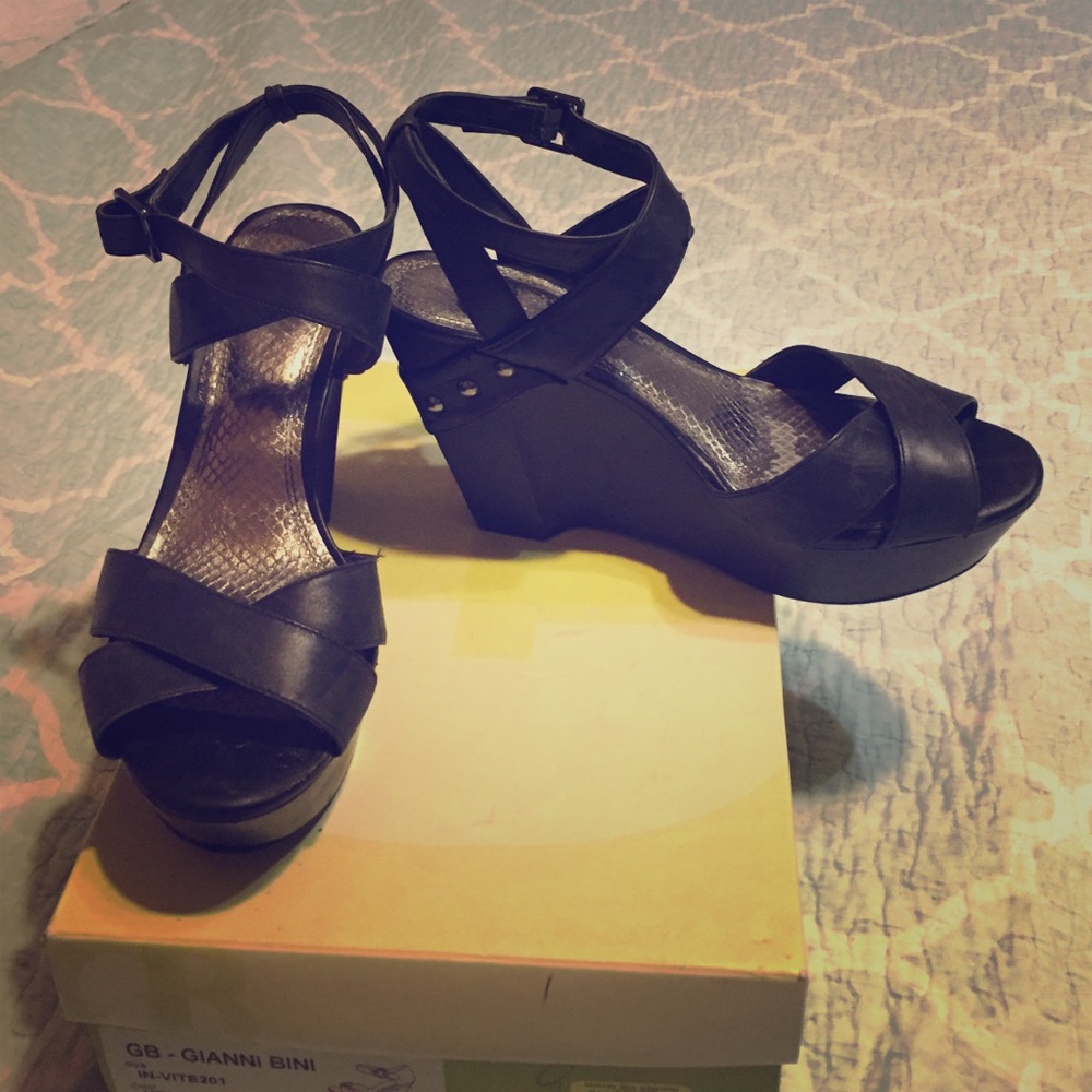 Black wedges