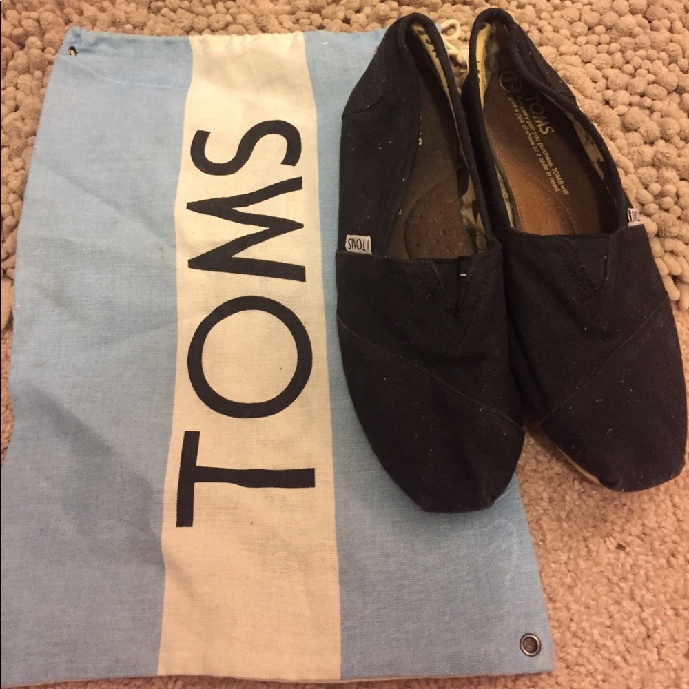 TOM's black slip ons