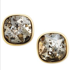 A deceptively simply display of timeless earring.