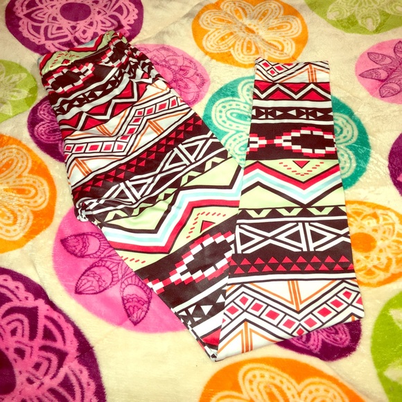 PINK Victoria's Secret Pants - Aztec Print Leggings🌈