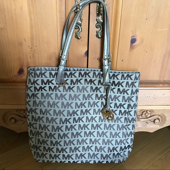 Michael Kors Handbags - Euc Michael Kors canvas tote
