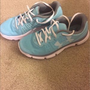 Under Armour shoes 🍎BACK TO SCHOOL SALE🍎