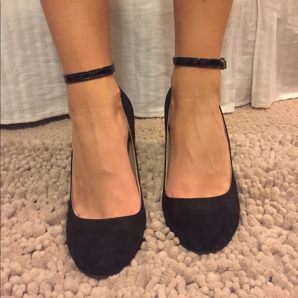 Basic black heel with ankle strap.