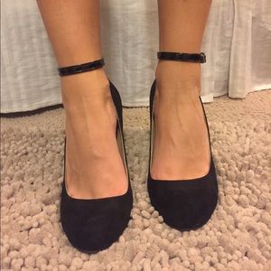 Basic black heel with ankle strap.