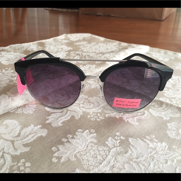 Betsey Johnson Accessories - 💰⬇️ SALE Betsey Johnson Sunglasses 😎
