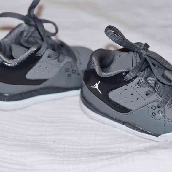 Baby gray retro Jordan shoes - Picture 3 of 3