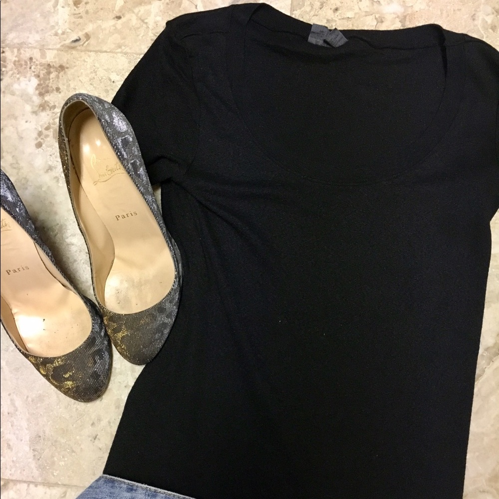 Michael Stars Vneck black top with metallic thread