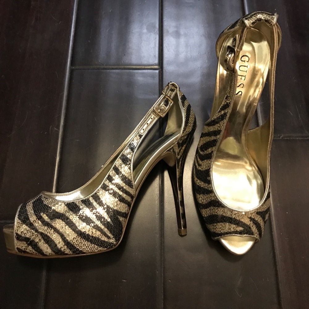 Guess sequence open toe pumps