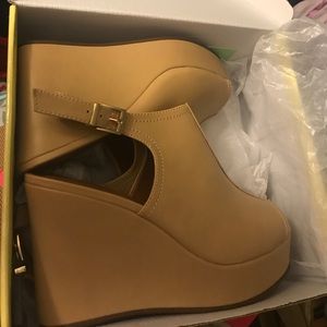 Cathy Jean Beige wedges