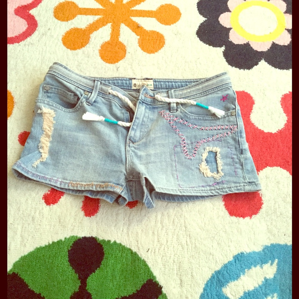 Distressed style. Shorts. Cute design