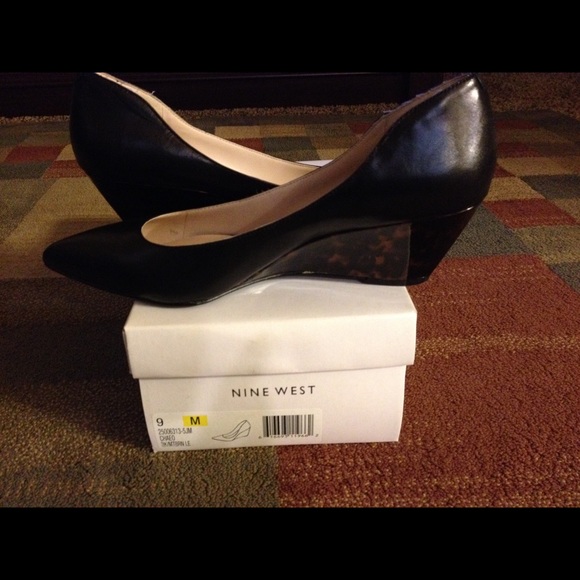 Black pointed leather wedges. - Picture 2 of 3
