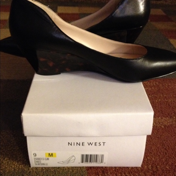 Black pointed leather wedges. - Picture 3 of 3