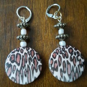 Round dangling leopard earrings