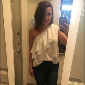 👏🏼 ON SALE 👏🏼 One Shoulder Ruffle Top