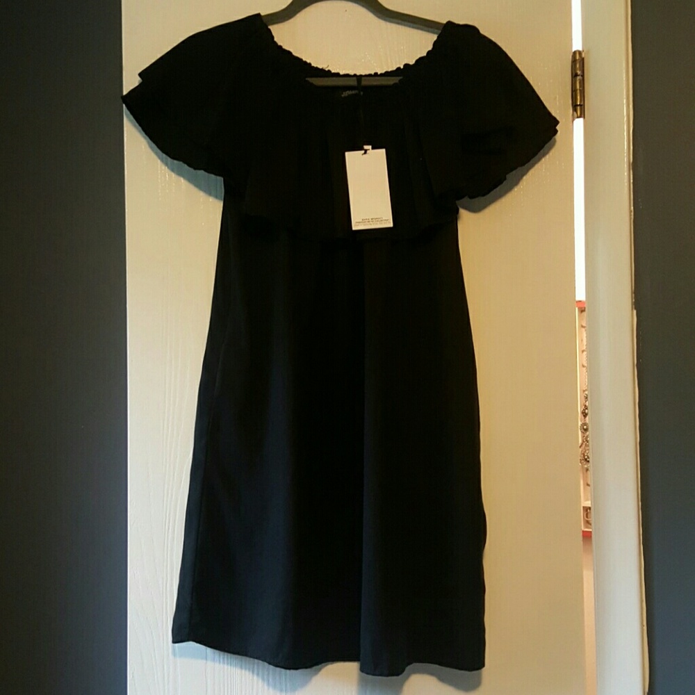 BLACK OFF -THE - SHOULDER RUFFLE DRESS