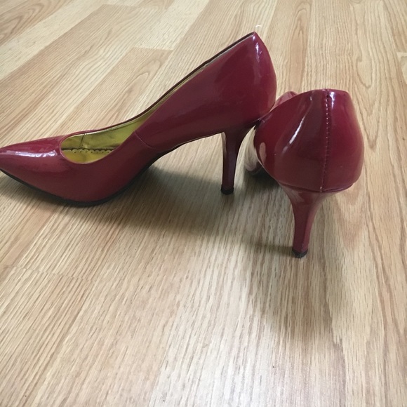 Red pointy toe heels - Picture 3 of 3