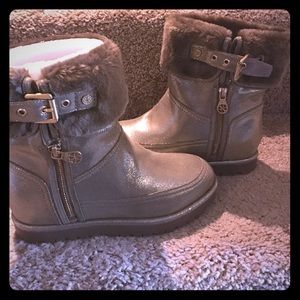 Brand-new never been worn size 5 1/2 guess boots