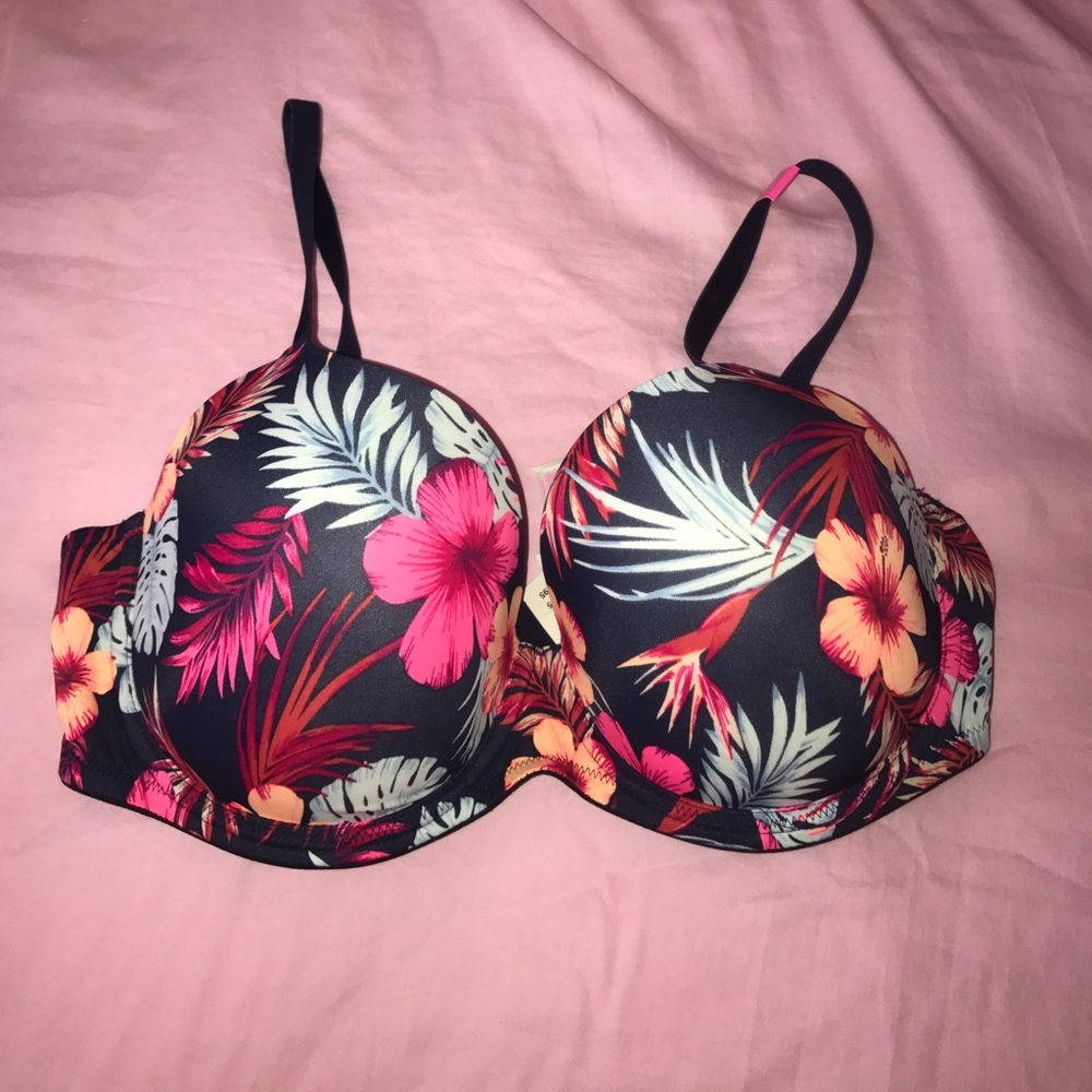 Brand new VS PINK lightly lined bra