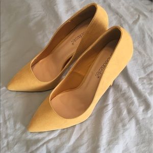 Yellow pumps