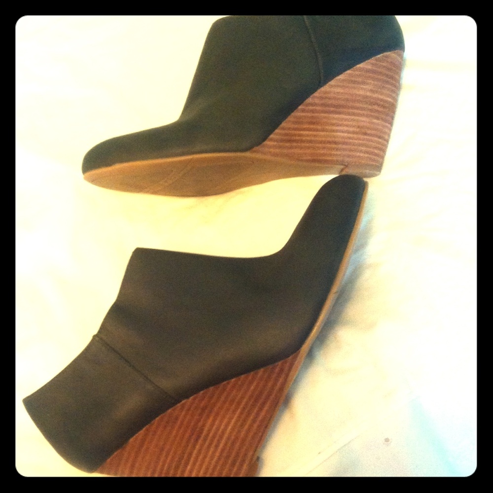 Dark green leather booties with wedge heel