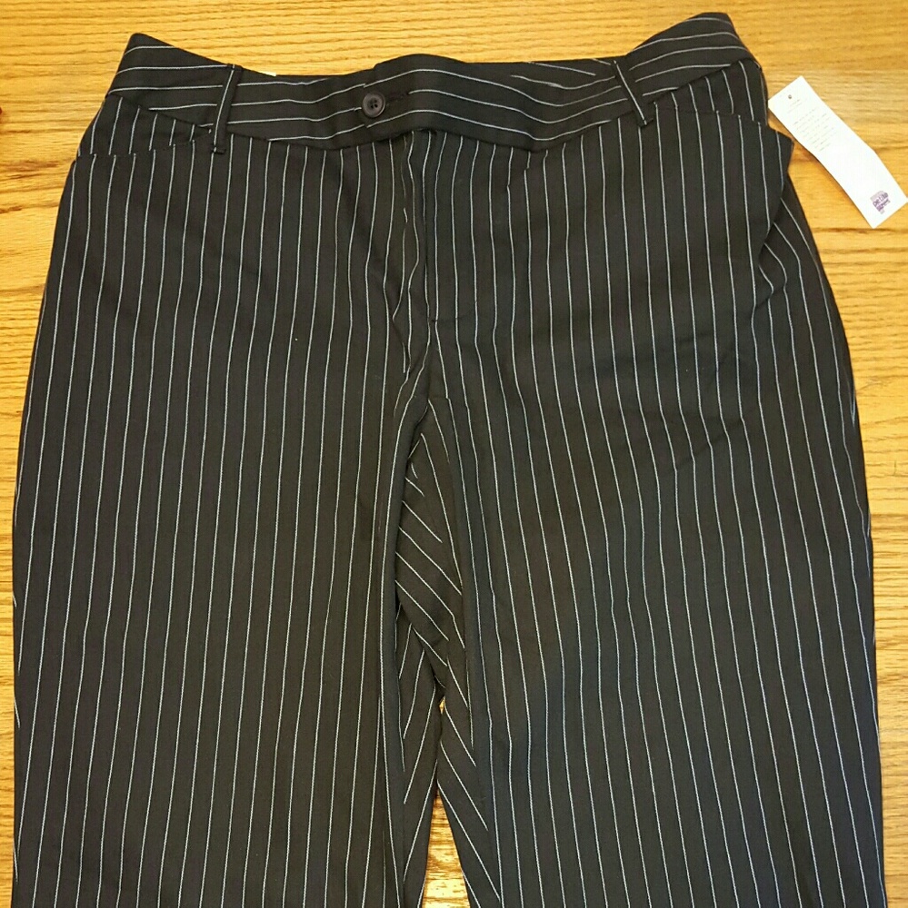 NWT St. JOHN'S BAY CAPRI Pants PINSTRIPE 14P
