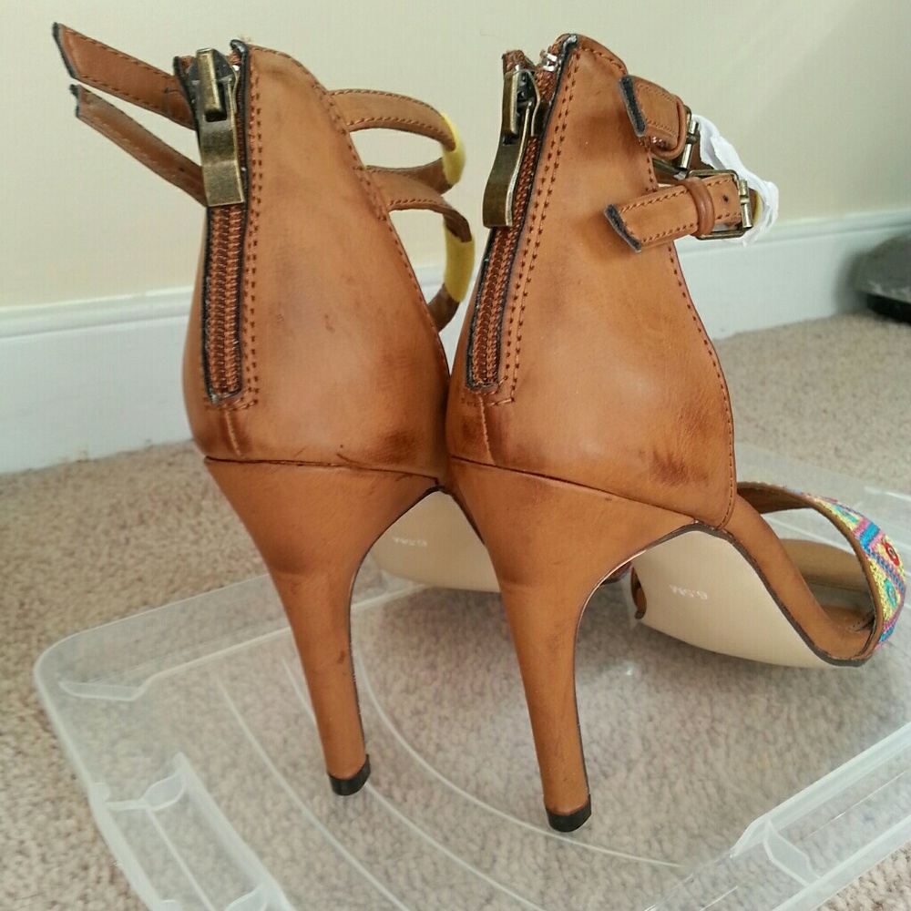 Embroidered strappy heels - Picture 5 of 7
