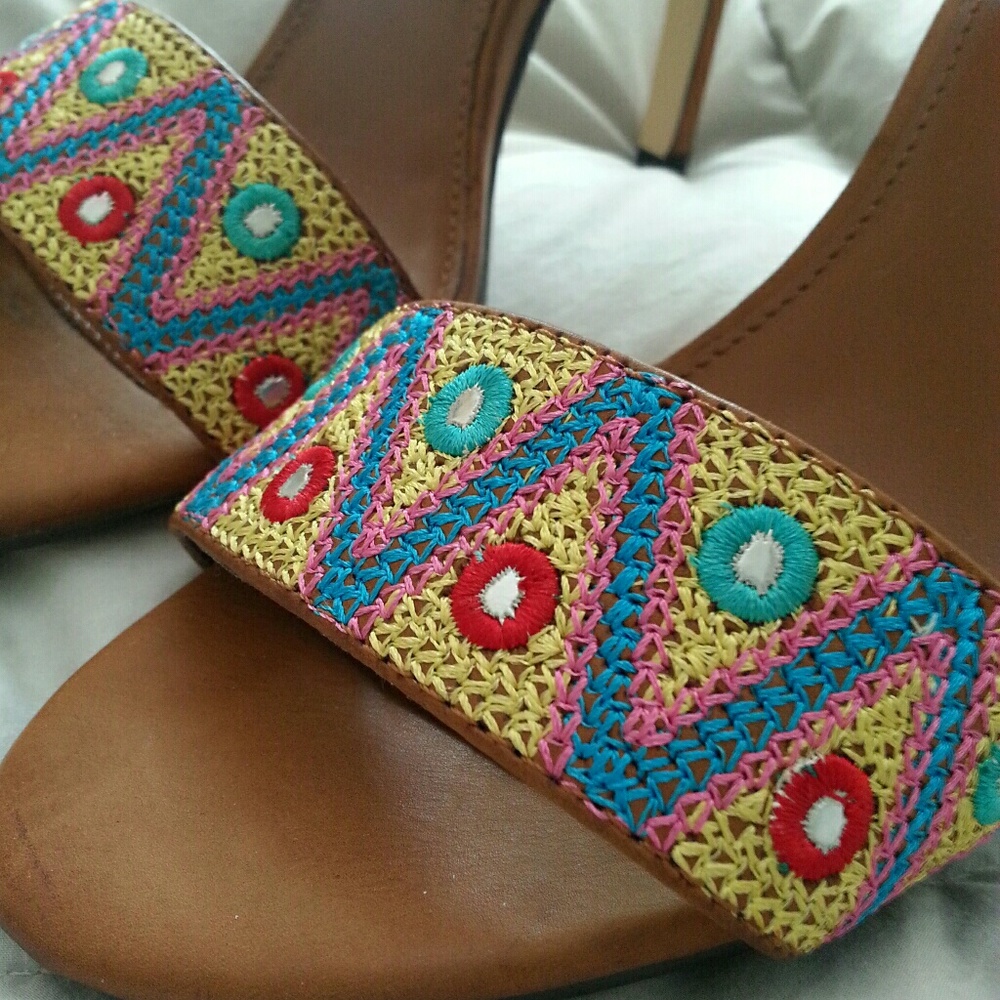 Embroidered strappy heels - Picture 6 of 7