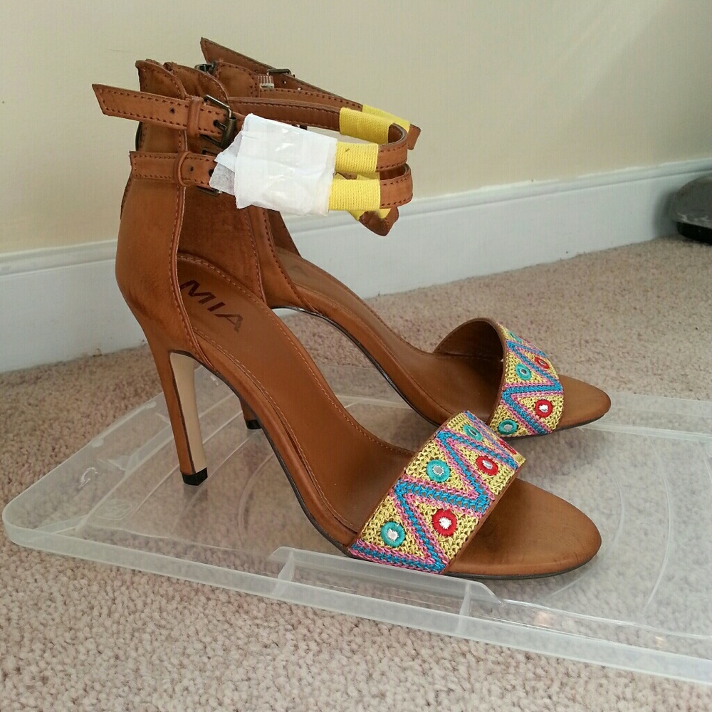 Embroidered strappy heels - Picture 7 of 7