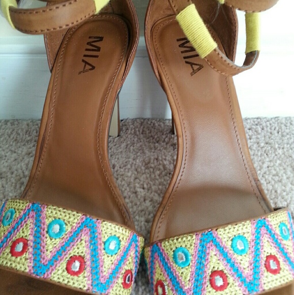 Embroidered strappy heels - Picture 2 of 7