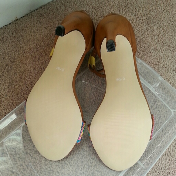 Embroidered strappy heels - Picture 3 of 7