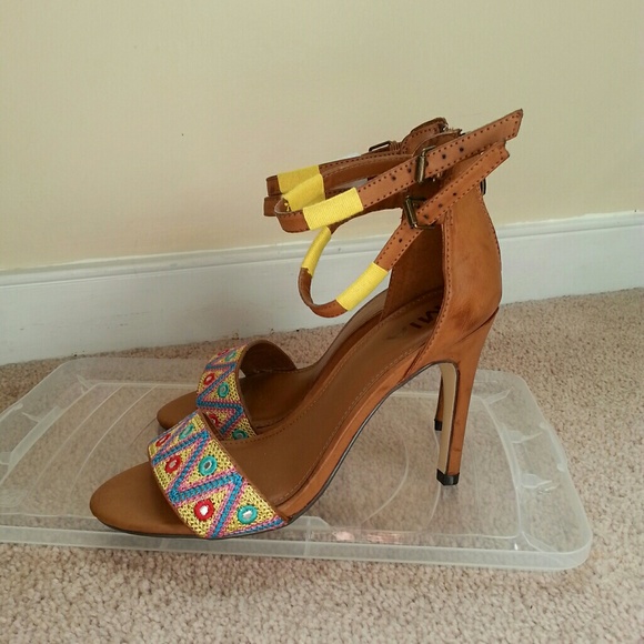 Embroidered strappy heels - Picture 4 of 7