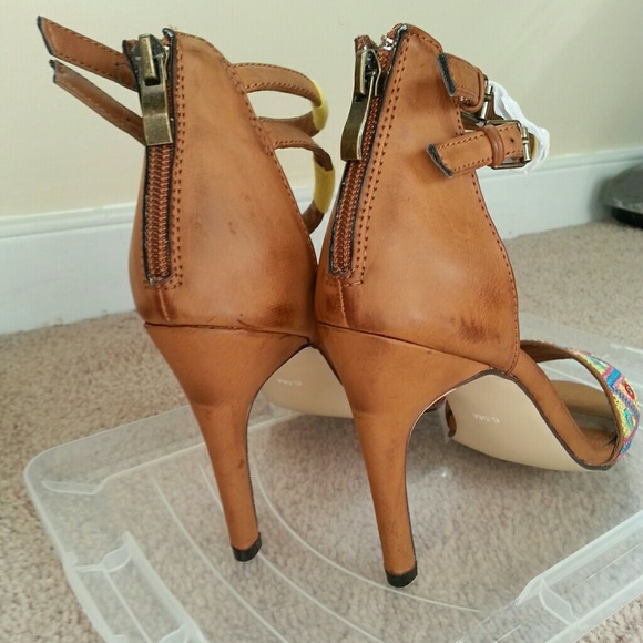 Embroidered strappy heels - Picture 5 of 7