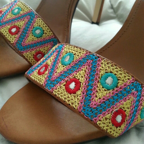 Embroidered strappy heels - Picture 6 of 7