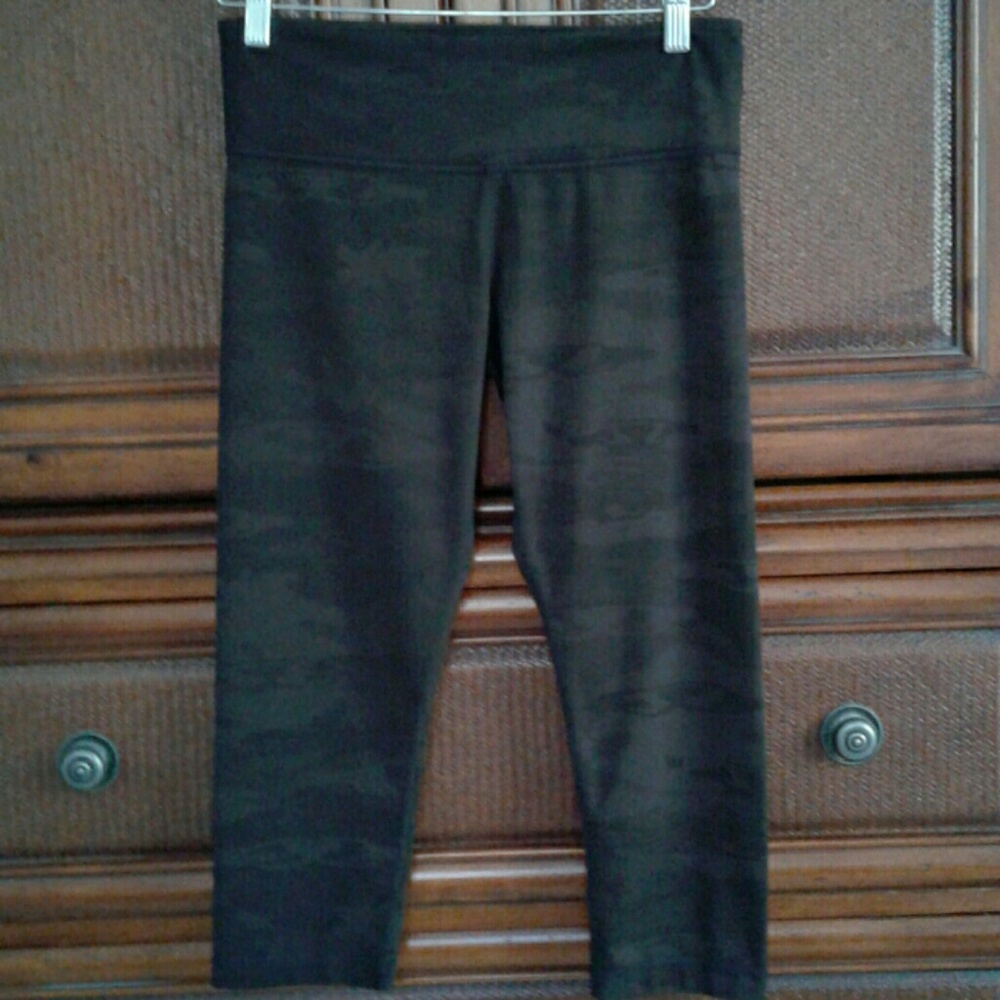 Lululemon Capri camouflage wunder leggings, size 8