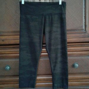 Lululemon Capri camouflage wunder leggings, size 8