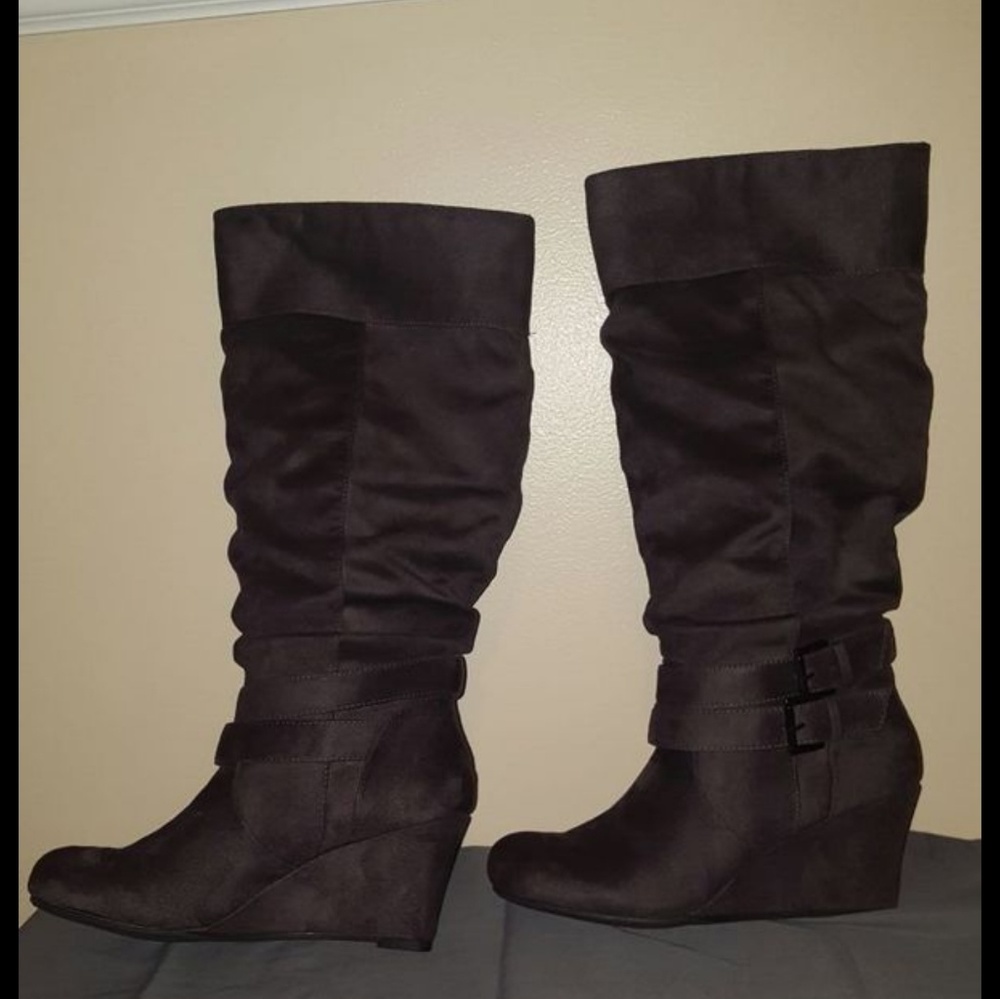 Delicious Azalea Grey Boots