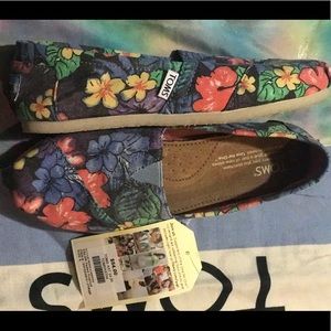 Hey guys these are a pair of brand new #Toms ! ❣️