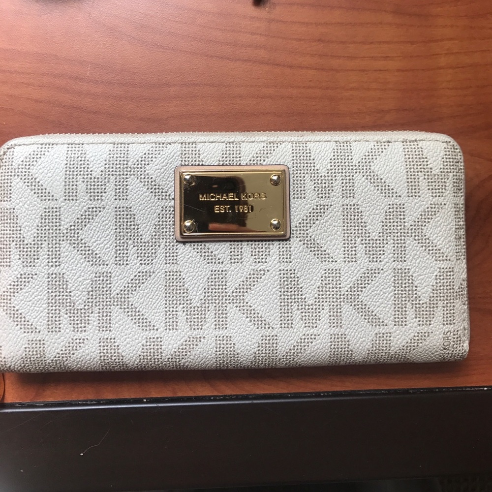 Micheal kors white jet setter wallet