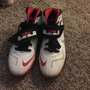 Basketball shoes