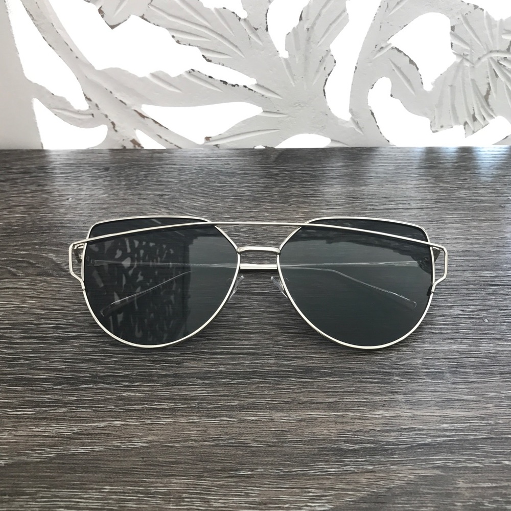 ▫️SOLD OUT▫️SILVER FRAME CROSS OVER BAR SUNGLASSES - Picture 1 of 2